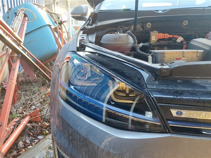 Polimerizacija farova Niš — Golf 7, far posle obnove