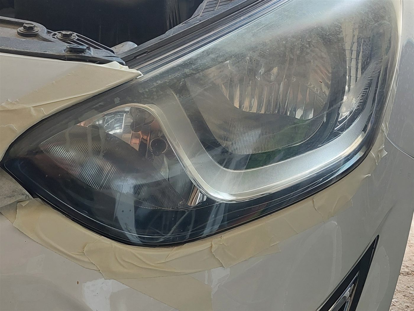 Zamućen far Hyundai i20 pre polimerizacije