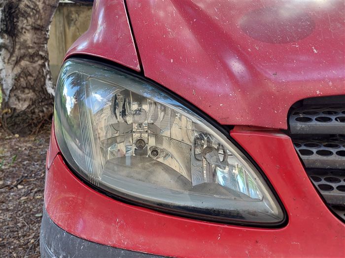 Polimerizacija farova Niš — Mercedes, far posle obnove