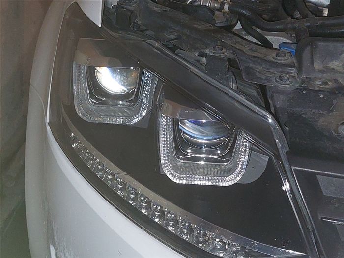 Polimerizacija farova Niš — VW Polo, far posle obnove
