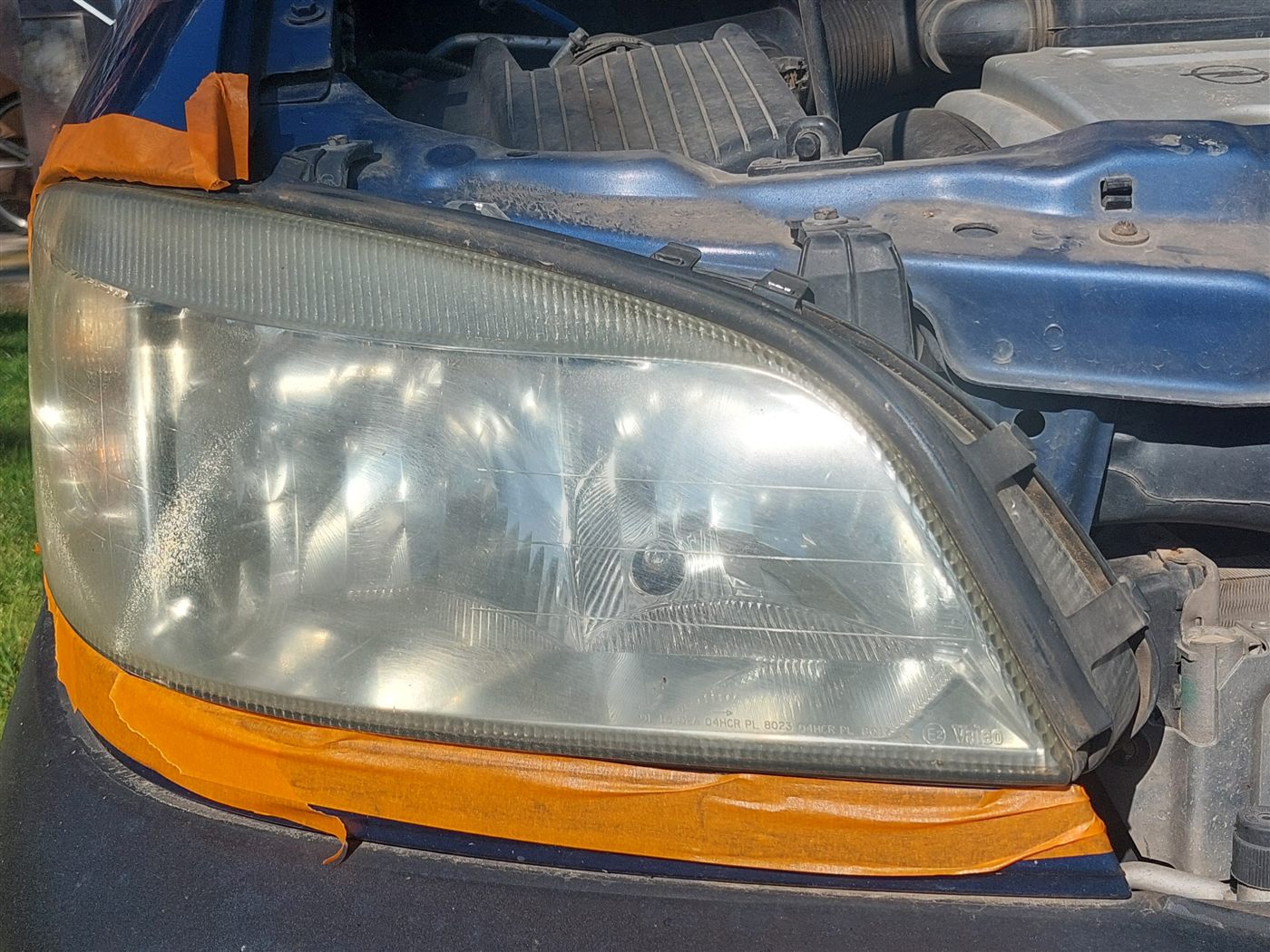 Jako požuteo i oksidiran far Opel Zafire pre obnove